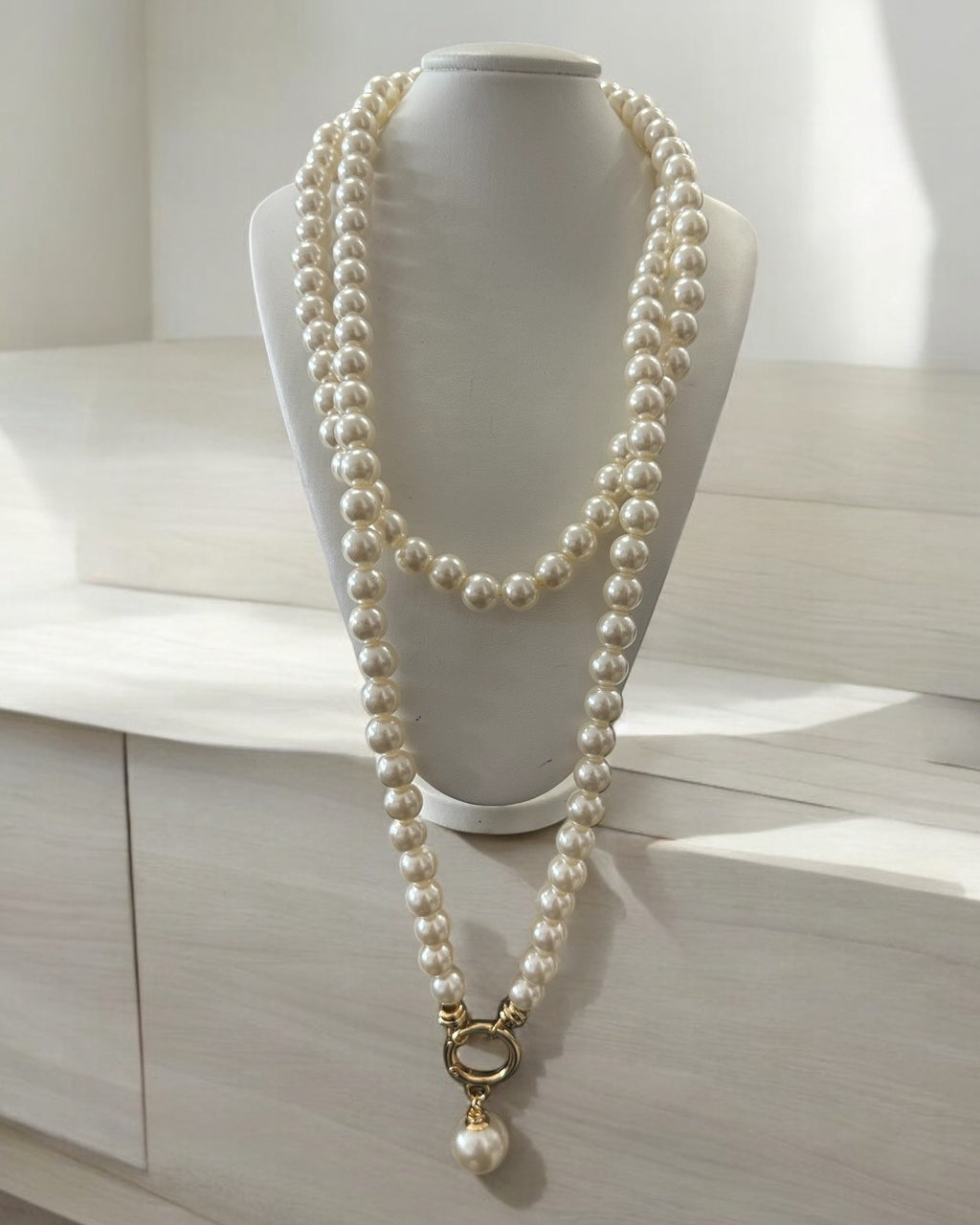 Colar Seraphine de pérolas em camadas, com pingente esférico dourado