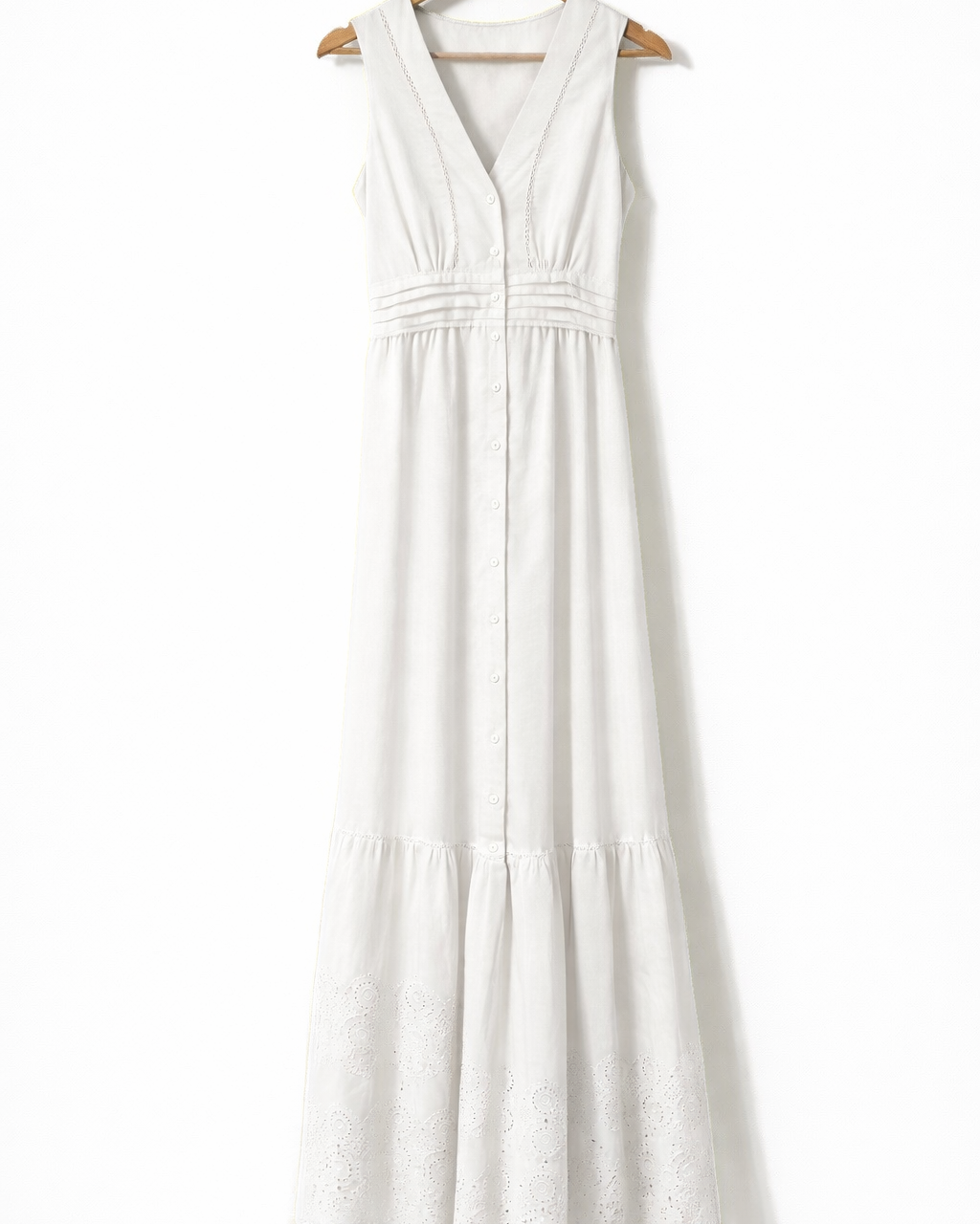 Vestido longo off-white sem mangas, decote V com botões e franzido na cintura