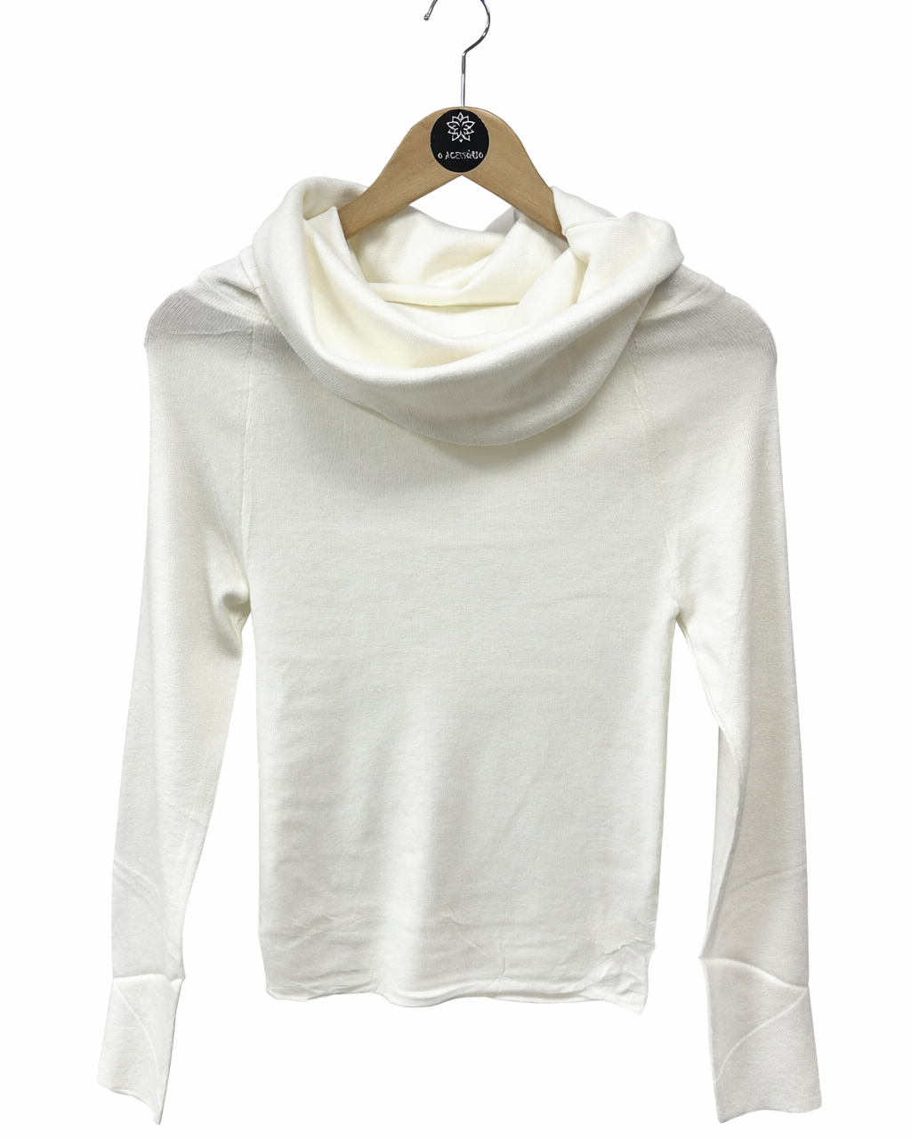 Blusa de manga longa off white com gola ampla drapeada e tecido liso