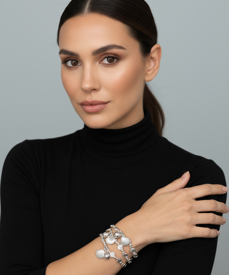 Pulseira de prata com conchas e pingentes brilhantes, fecho ajustável