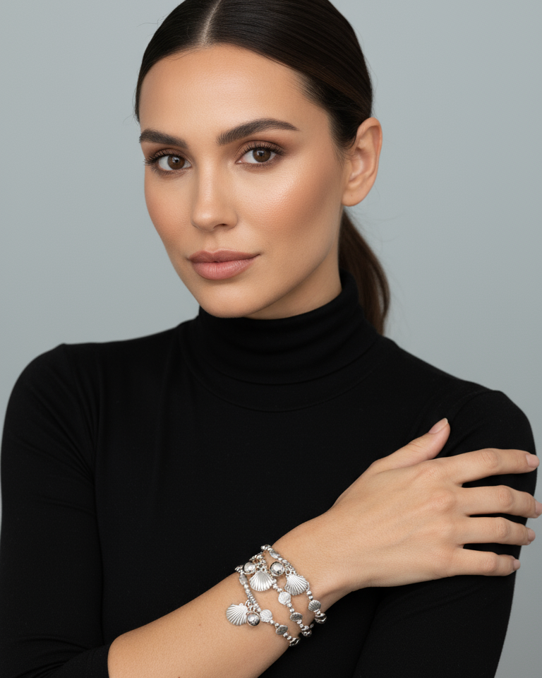 Pulseira de prata com conchas e pingentes brilhantes, fecho ajustável