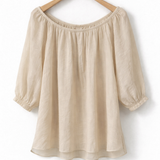 Blusa ombro a ombro bege clara com gola franzida e mangas bufantes, caimento leve