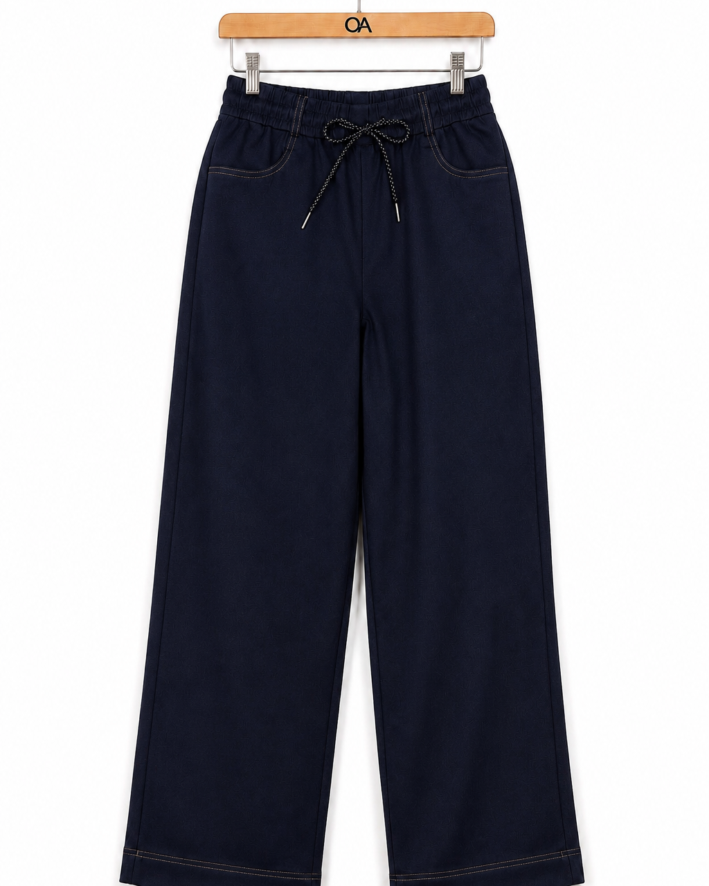 Calça jeans azul escuro larga com cordão na cintura e bolsos