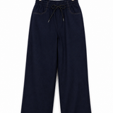 Calça jeans azul escuro larga com cordão na cintura e bolsos