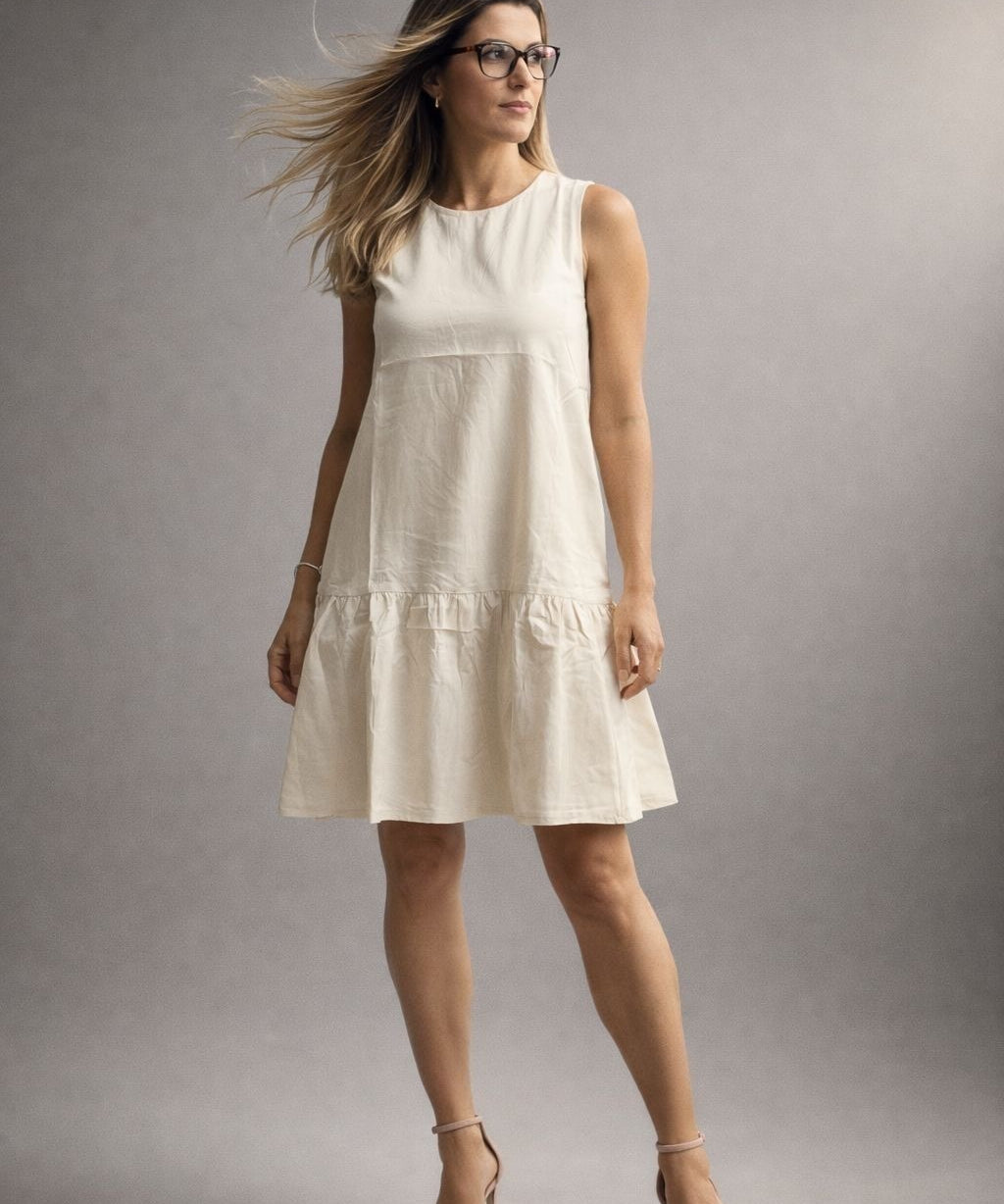 Vestido bata Leona bege sem mangas, saia rodada com faixa franzida e bolsos
