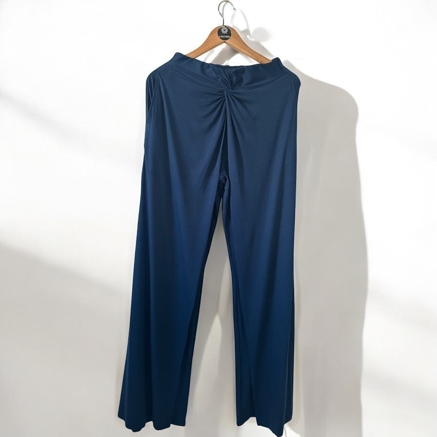 Calça azul marinho pantalona com drapeado no cós e abertura frontal