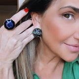 Anel grande com pedra violeta/azul e anel menor verde com detalhes dourados