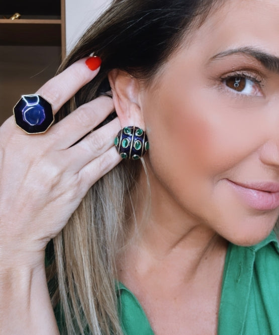 Anel grande com pedra violeta/azul e anel menor verde com detalhes dourados
