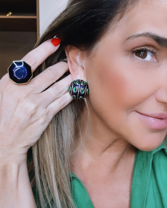 Anel grande com pedra violeta/azul e anel menor verde com detalhes dourados