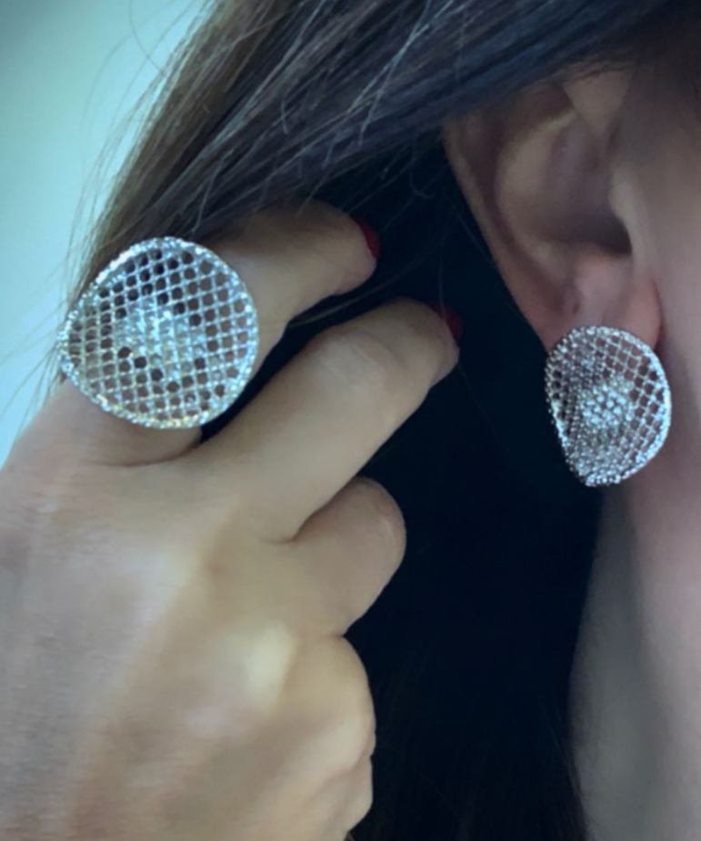 Anel Viggy e brinco ovais com textura de malha prateada