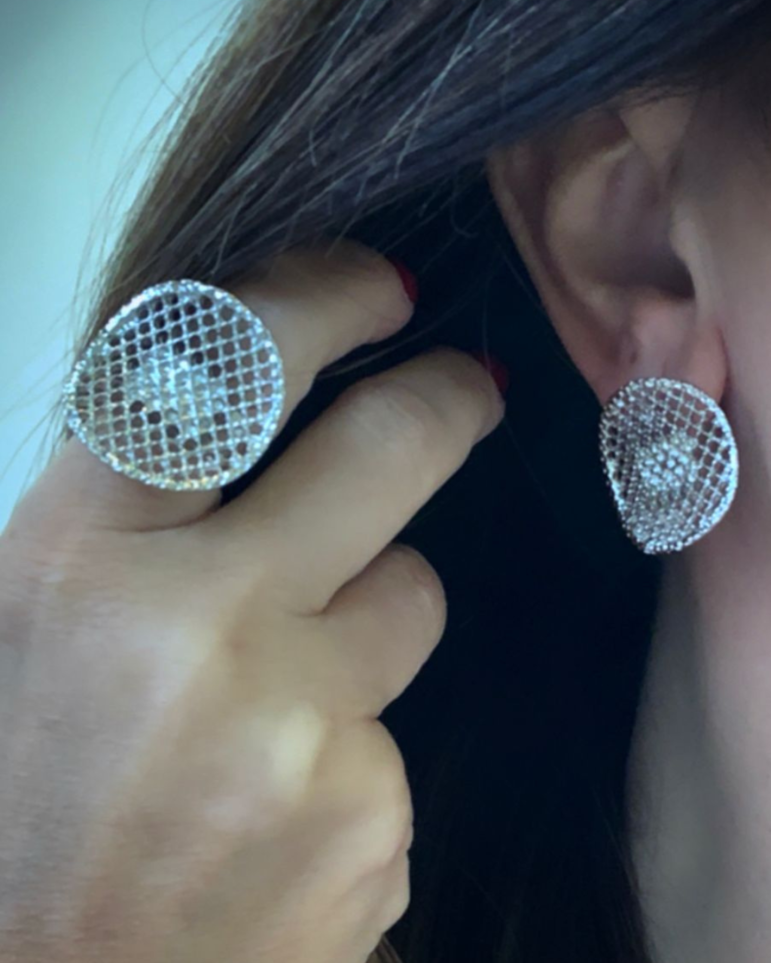Anel Viggy e brinco ovais com textura de malha prateada