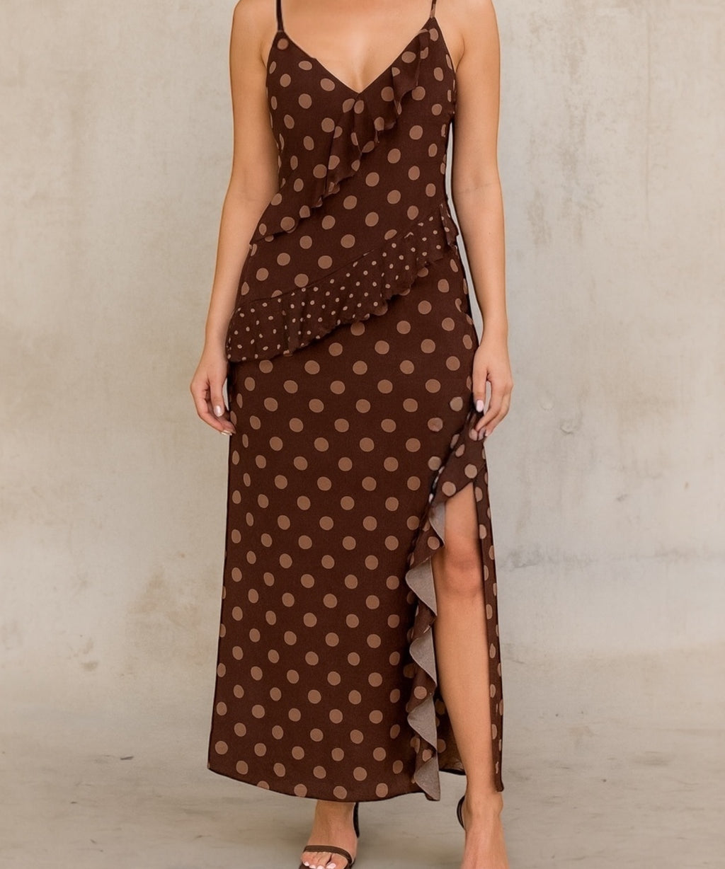 Vestido longo marrom com poás, alças finas, decote transpassado e fenda lateral