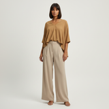 Blusa Elcy caramelo, ampla, decote V, manga morcego e barra mais curta