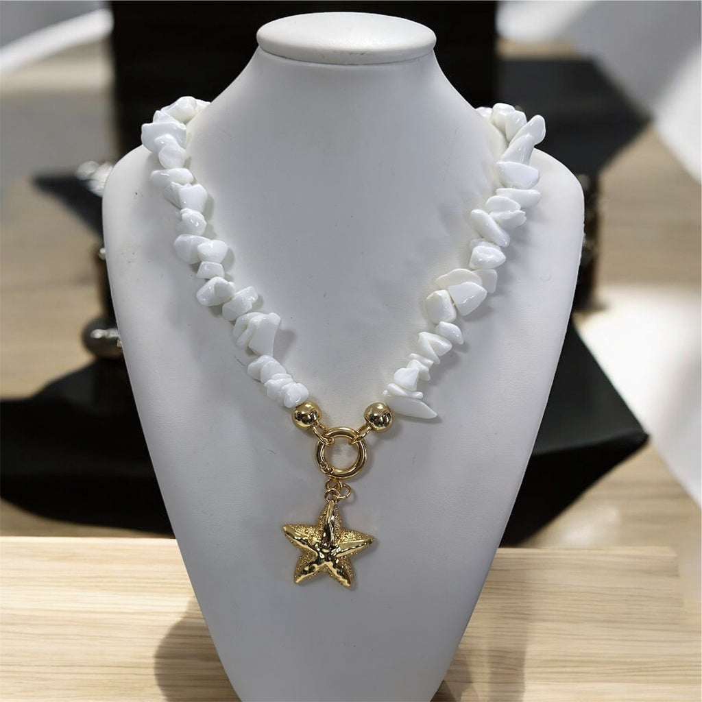 Colar de contas brancas com pingente de estrela dourada e argola central