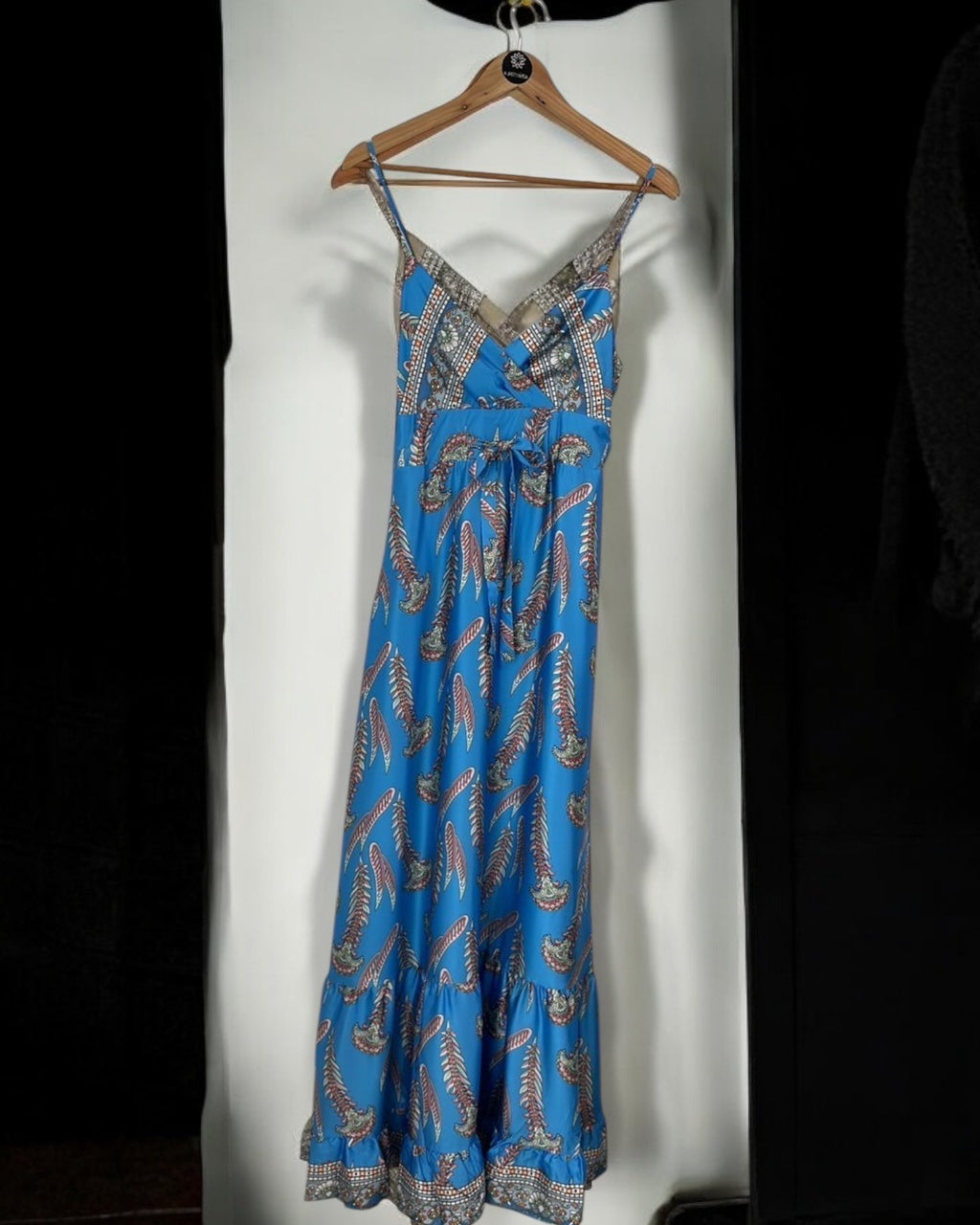 Vestido longo azul com estampa, alças finas e decote V com faixa franzida no busto