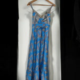 Vestido longo azul com estampa, alças finas e decote V com faixa franzida no busto