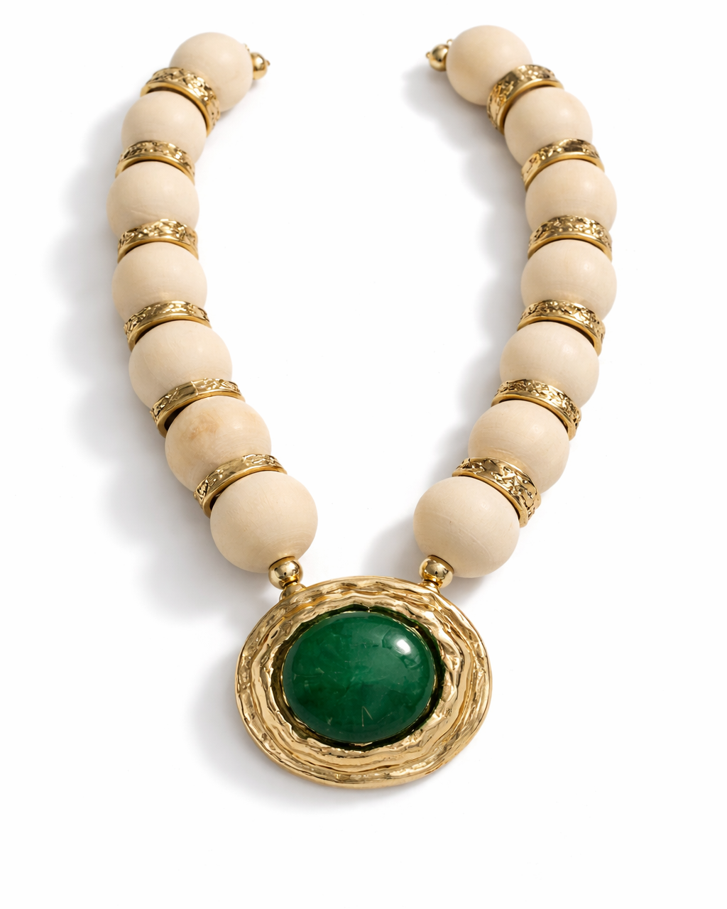 Colar Gil com contas bege e pingente dourado com pedra verde