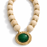 Colar Gil com contas bege e pingente dourado com pedra verde
