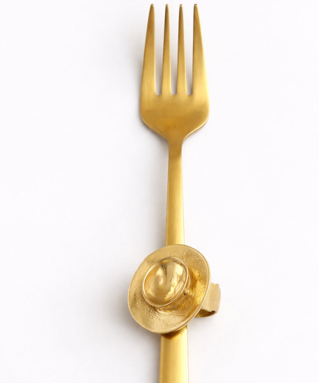 Anel dourado Roros com base oval texturizada e aro aparente