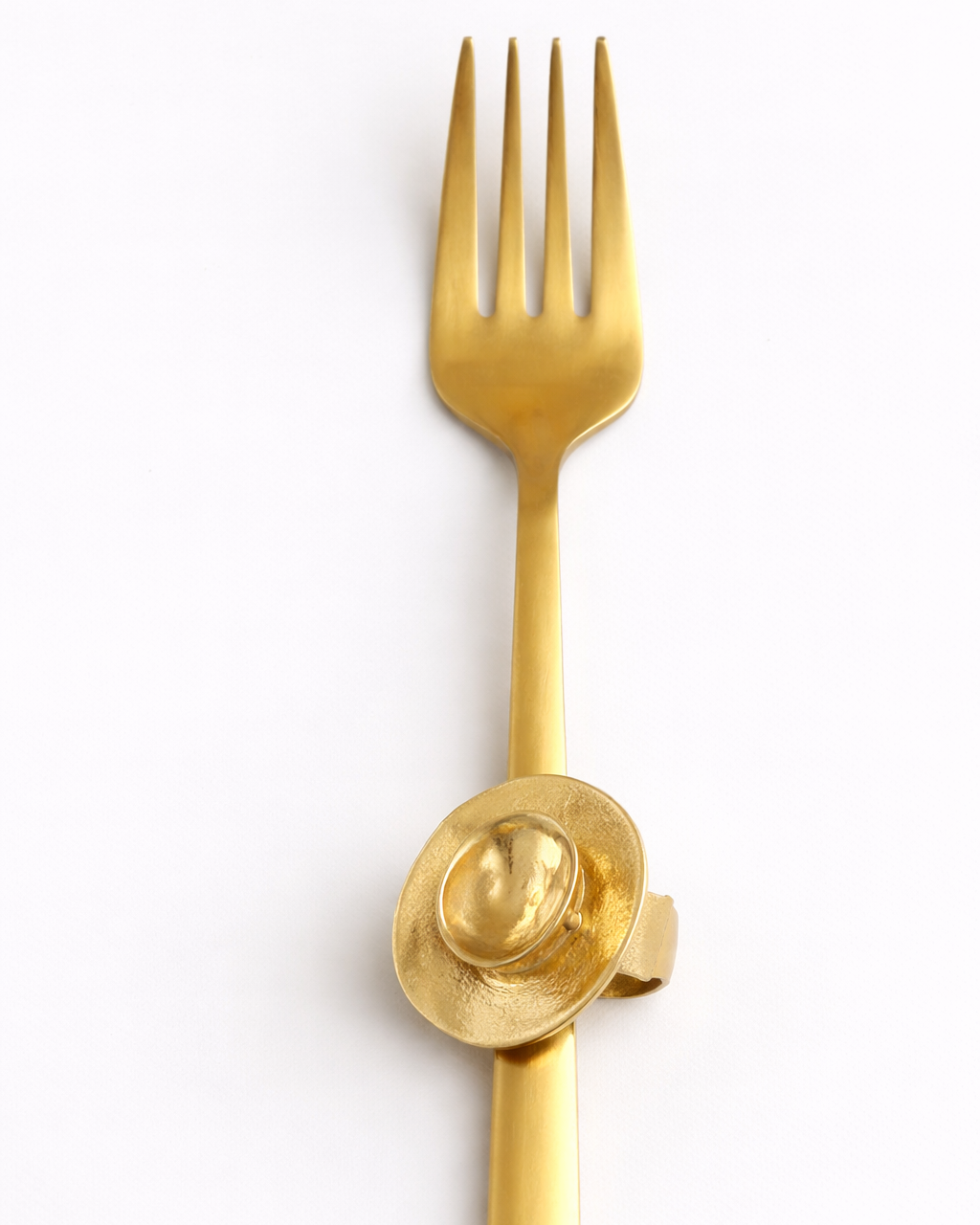 Anel dourado Roros com base oval texturizada e aro aparente