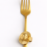 Anel dourado Roros com base oval texturizada e aro aparente
