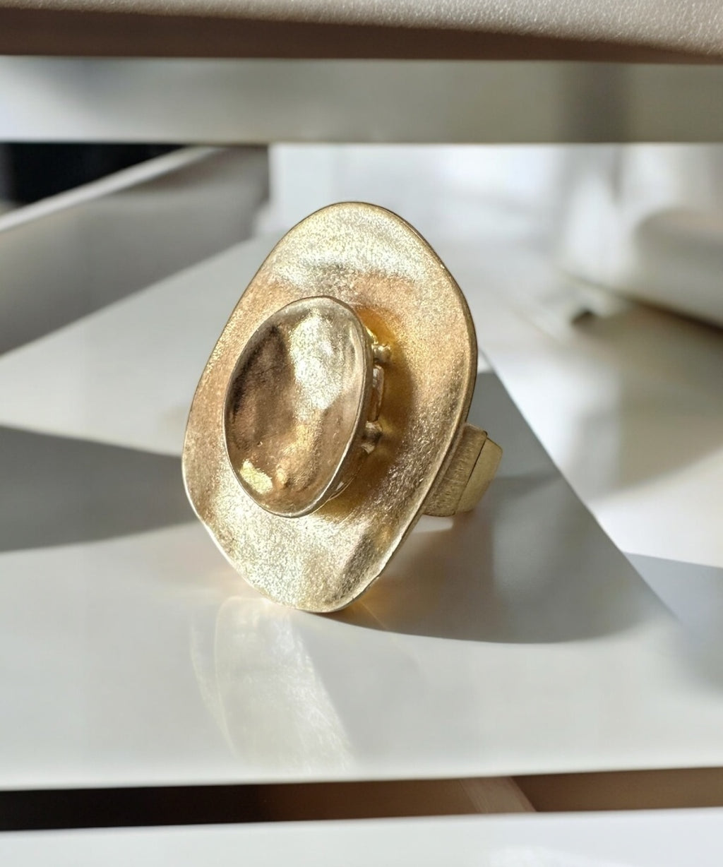 Anel Roros dourado com formato oval e detalhe central oval