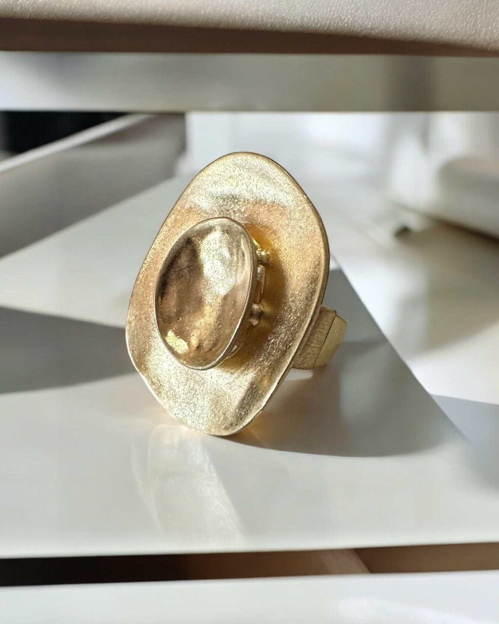 Anel Roros dourado com formato oval e detalhe central oval