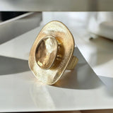 Anel Roros dourado com formato oval e detalhe central oval