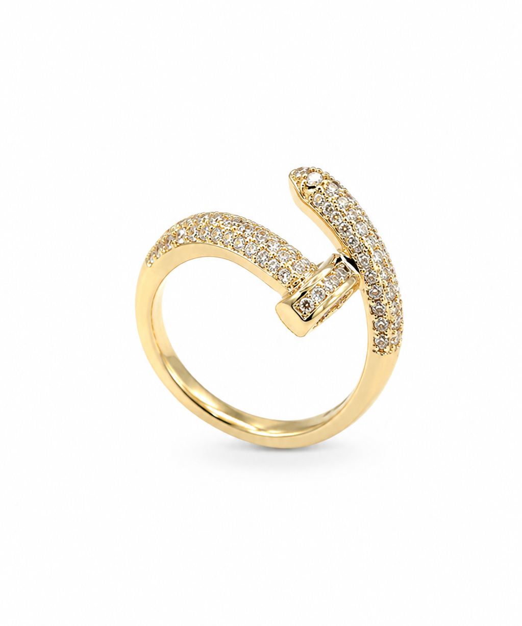 Anel dourado com zircônias, faixa brilhante e detalhe central
