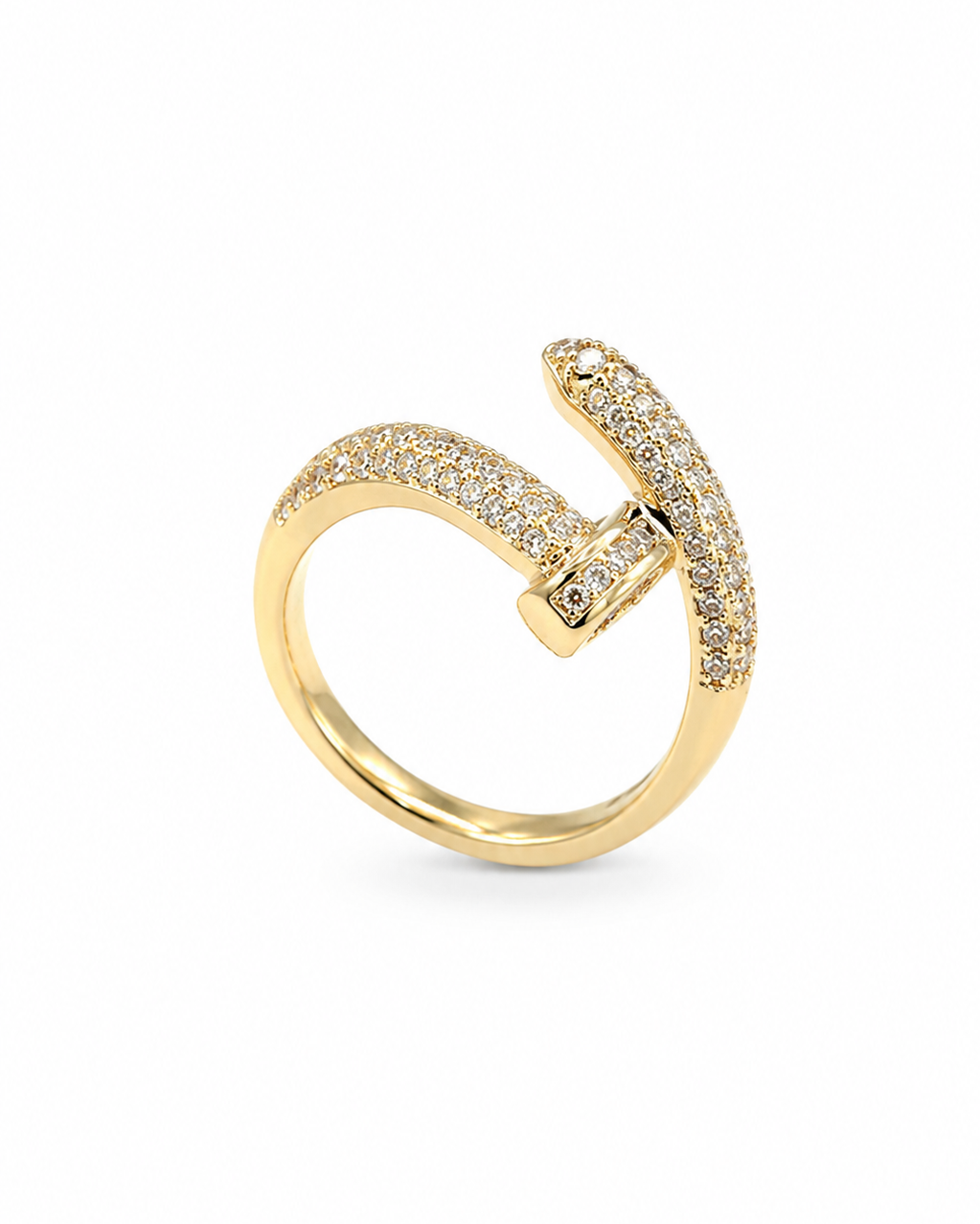 Anel dourado com zircônias, faixa brilhante e detalhe central