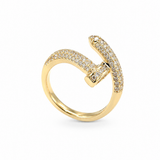 Anel dourado com zircônias, faixa brilhante e detalhe central