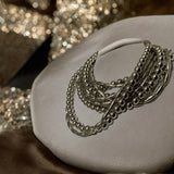 Colar Nay Silver prateado com correntes em camadas e pingentes pontilhados