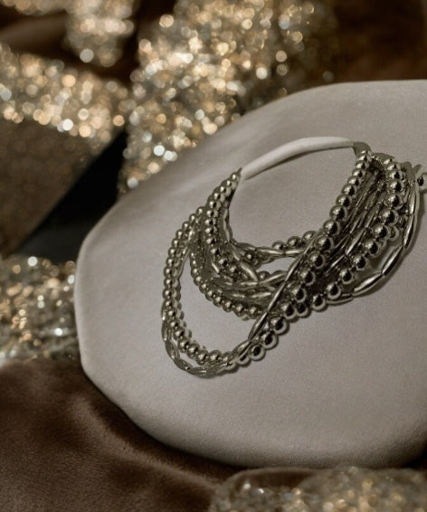 Colar Nay Silver prateado com correntes em camadas e pingentes pontilhados