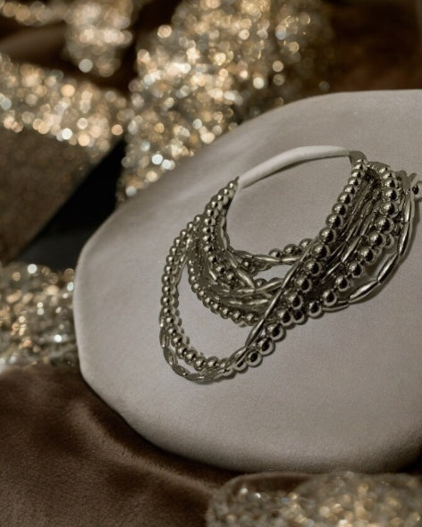Colar Nay Silver prateado com correntes em camadas e pingentes pontilhados