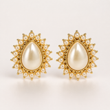 Colar de pérolas com pingente oval dourado e aro com micropérolas