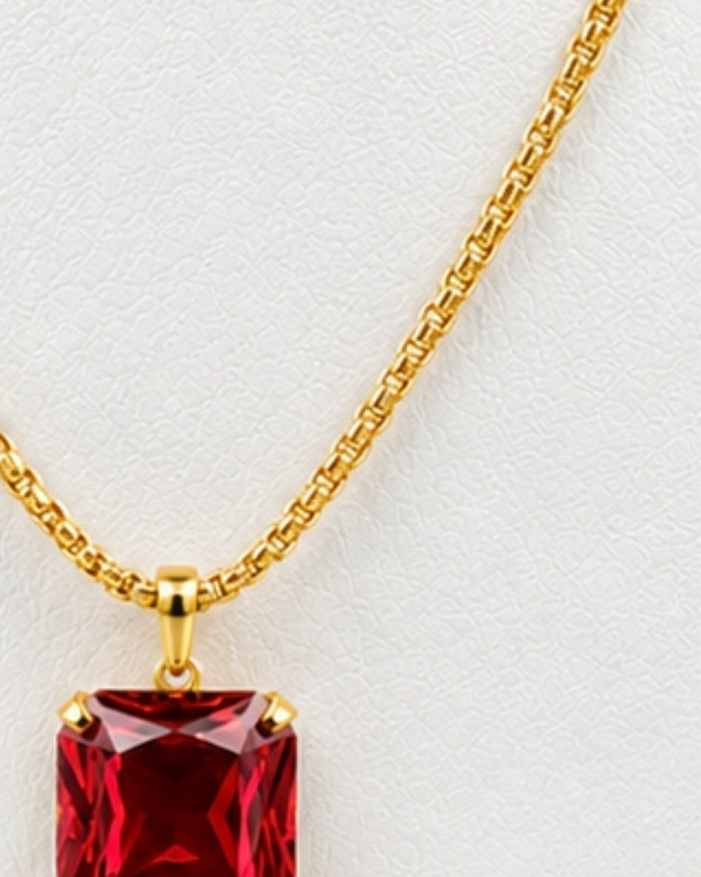 Colar Aurélia com corrente dourada e pingente de cristal quadrado vermelho