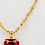 Colar Aurélia com corrente dourada e pingente de cristal quadrado vermelho