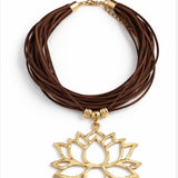 Colar com cordões marrons e pingente dourado de lótus