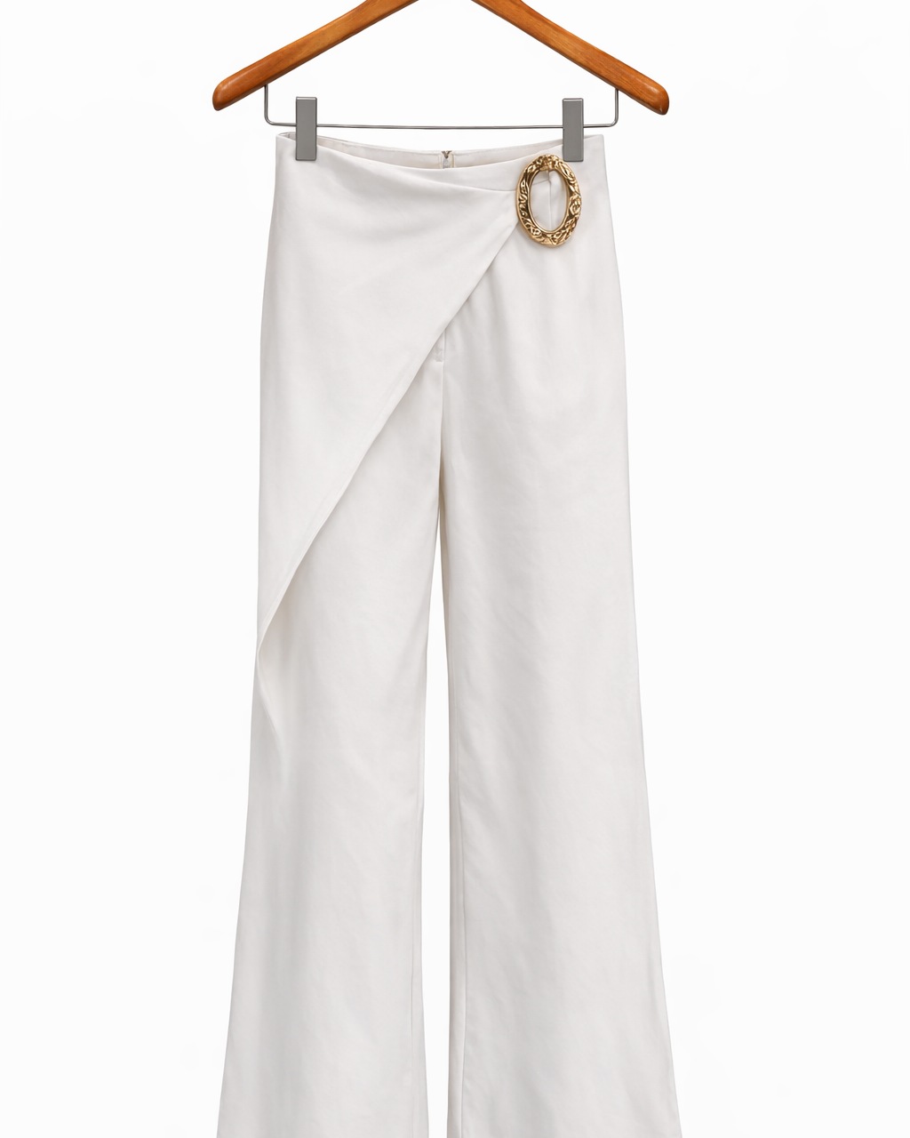 Calça pantalona off white com transpassado frontal e argola dourada na cintura