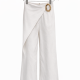 Calça pantalona off white com transpassado frontal e argola dourada na cintura