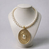 Colar Maria Aurélia de pérolas com pingente dourado oval