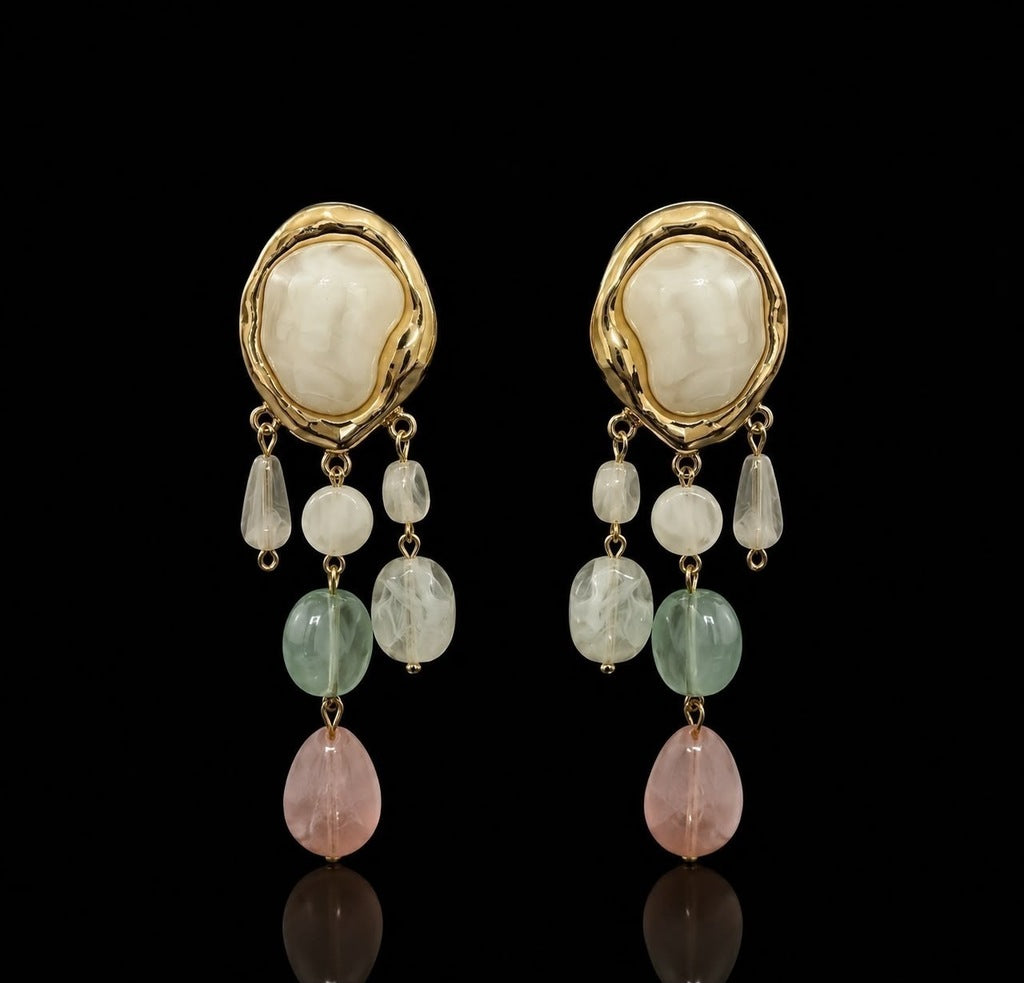 Par de brincos dourados com pedra oval off-white e pingentes em branco, verde-claros e rosa