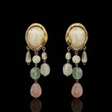 Par de brincos dourados com pedra oval off-white e pingentes em branco, verde-claros e rosa