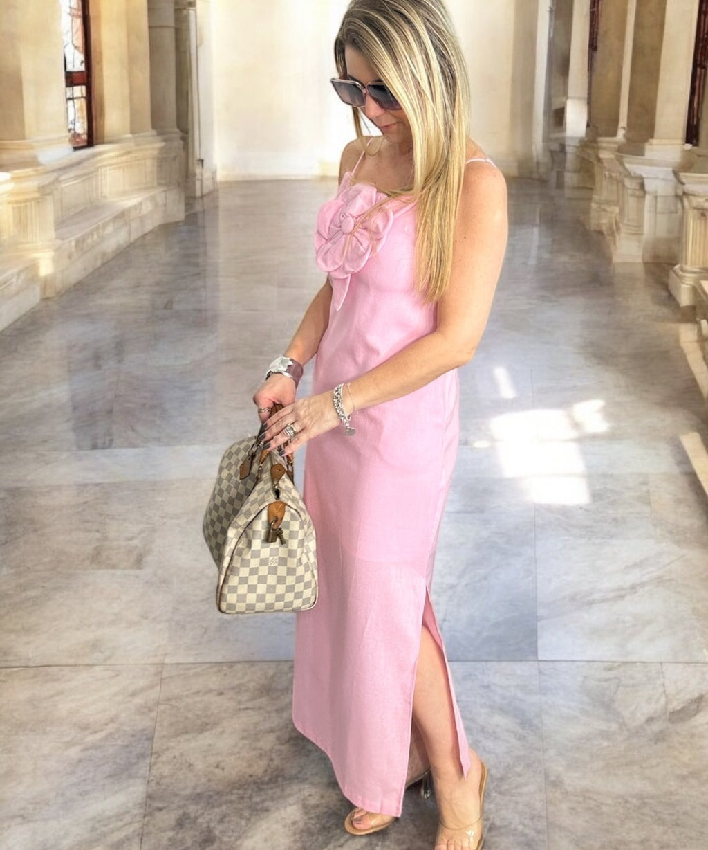 Vestido Aurora rosa bebê, alças finas e fenda lateral, com flor 3D no busto