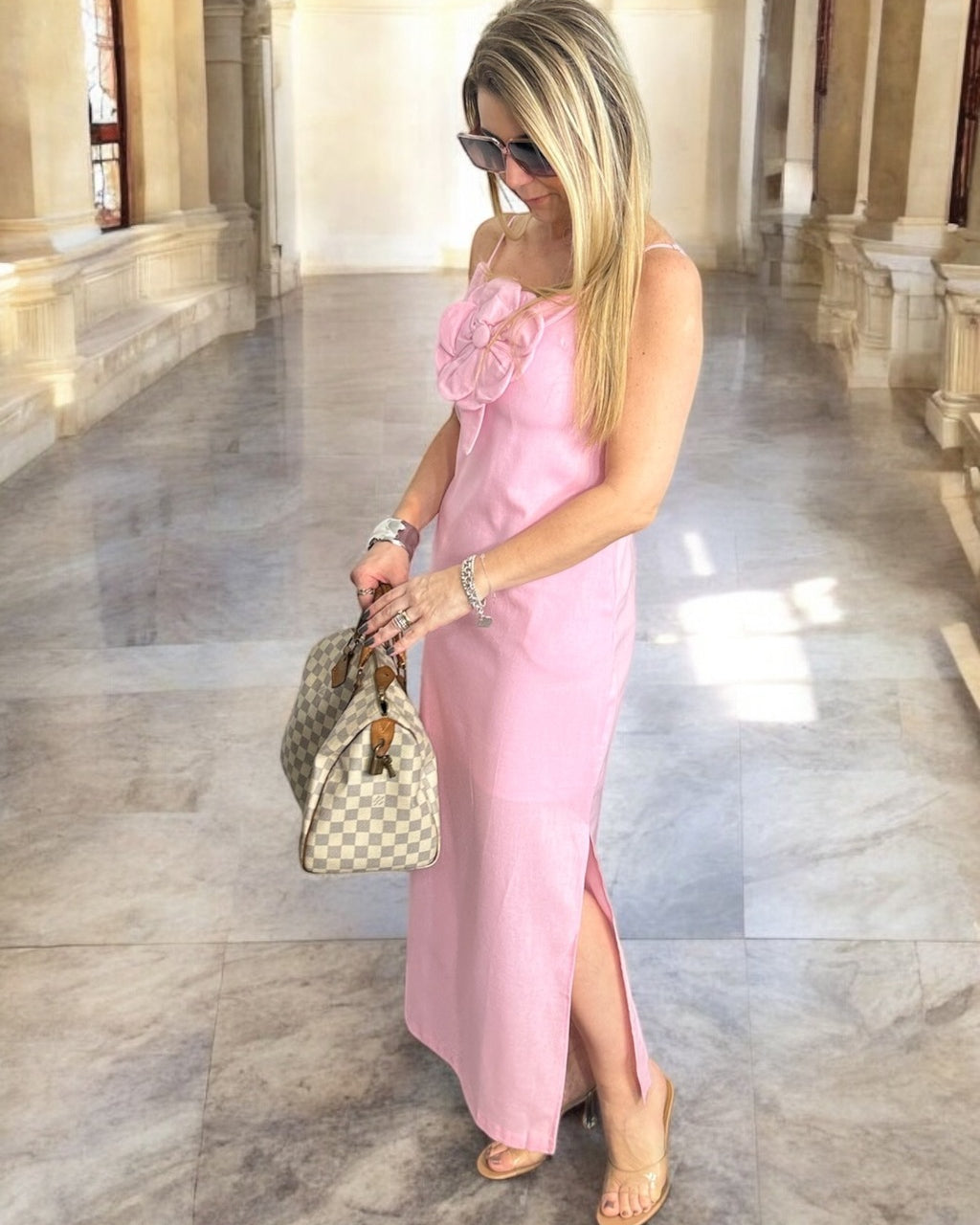 Vestido Aurora rosa bebê, alças finas e fenda lateral, com flor 3D no busto