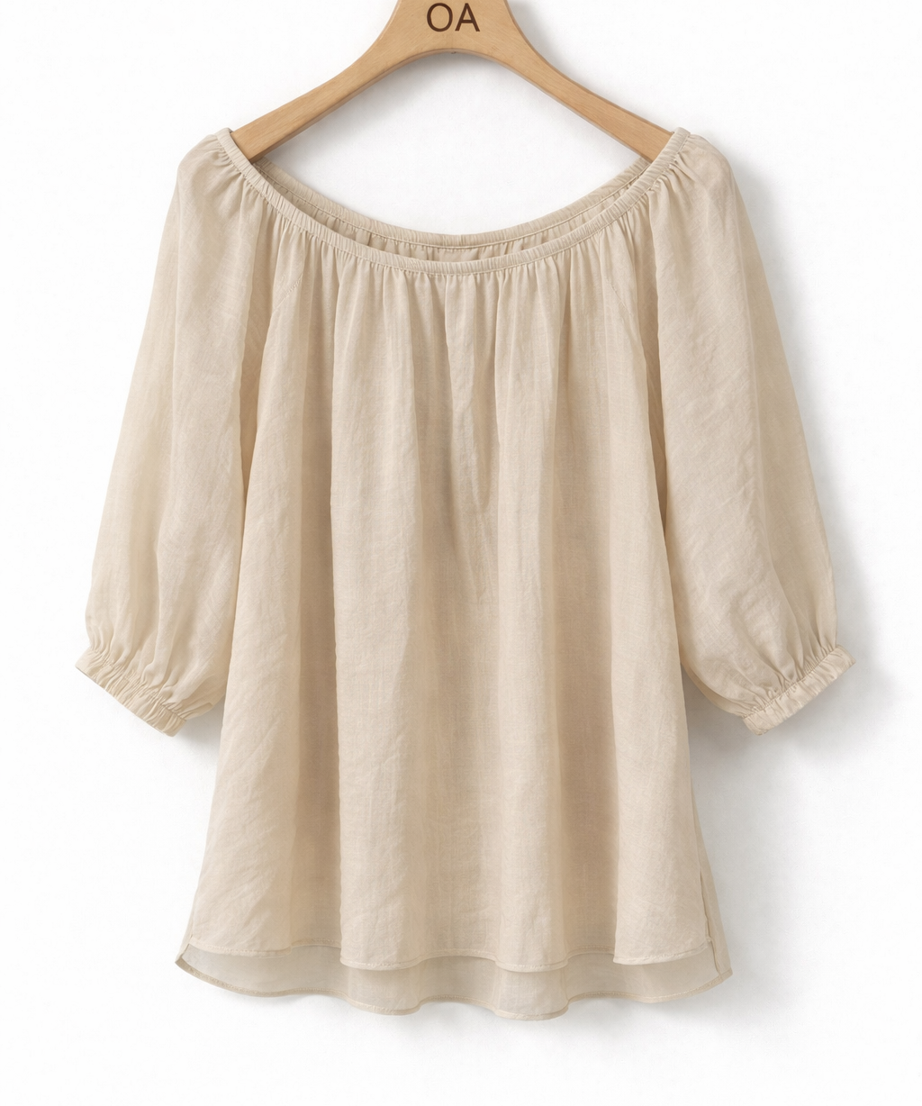 Blusa ombro a ombro bege clara, gola franzida e mangas bufantes, corte solto