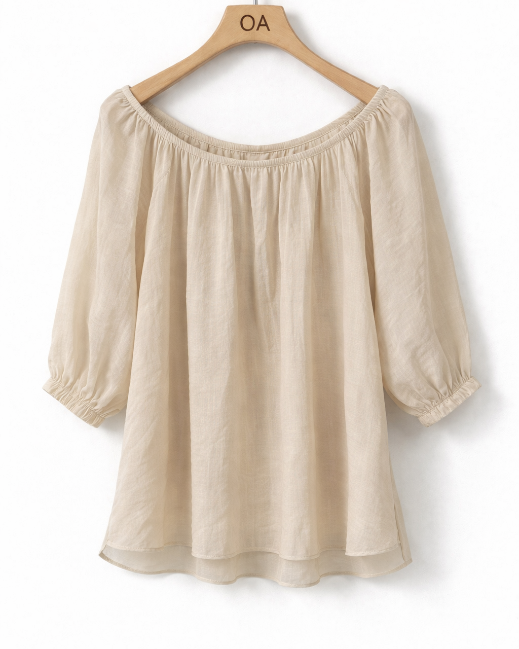 Blusa ombro a ombro bege clara, gola franzida e mangas bufantes, corte solto