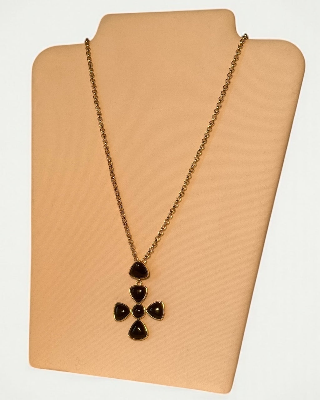 Colar com corrente dourada e pingente floral de 5 pétalas preto