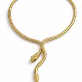 Colar dourado com pingente de serpente, corrente fina e corpo em curva