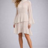 Vestido bata bege claro com gola alta franzida e babados assimétricos